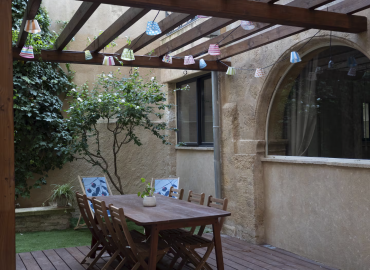 Cour table extérieure le Spacieux location saisonnière Aix-en-Provence