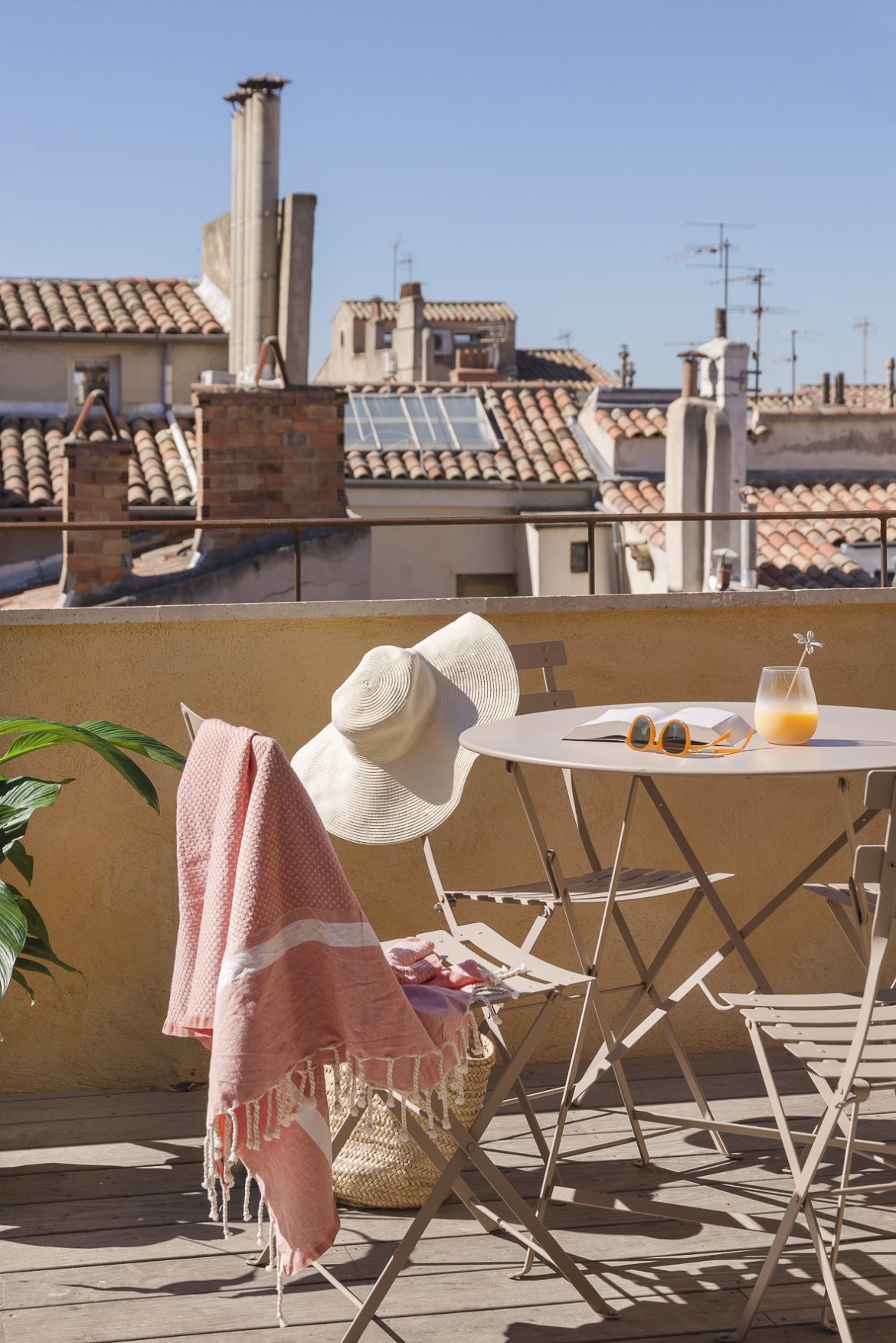 Le Pigeonnier, appartement 48m² avec terrasse au centre d'Aix-en-Provence. Charme provençal authentique, 4 voyageurs.