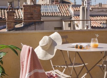 Le Pigeonnier, appartement 48m² avec terrasse au centre d'Aix-en-Provence. Charme provençal authentique, 4 voyageurs.