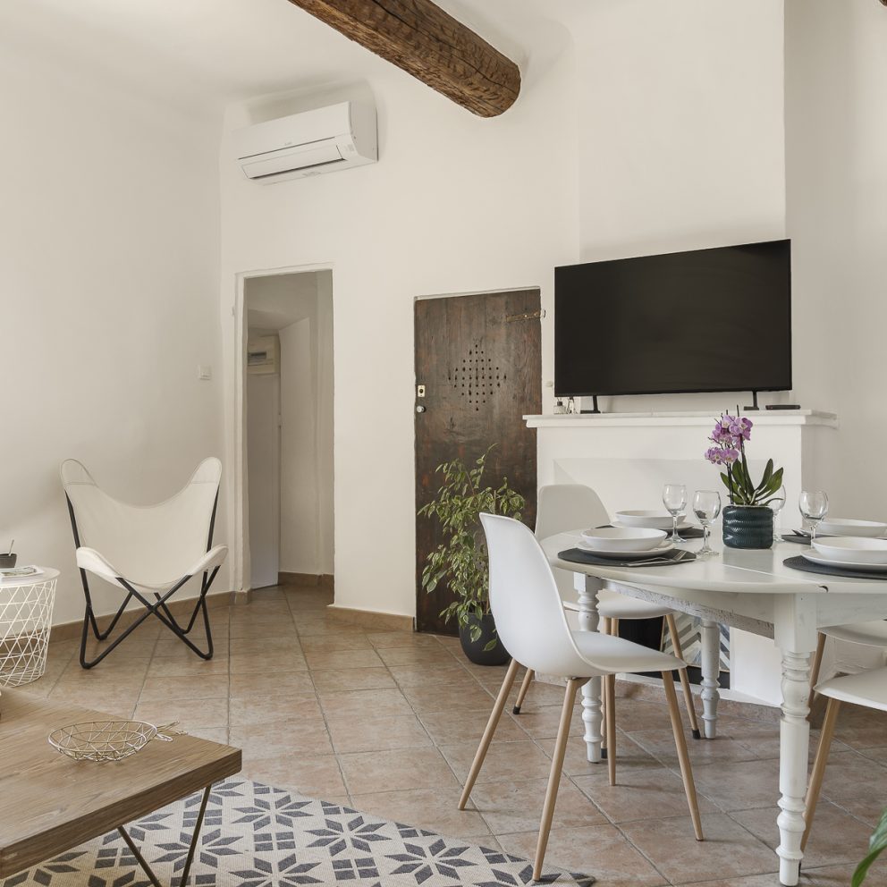 Le Pigeonnier, appartement 48m² avec terrasse au centre d'Aix-en-Provence. Charme provençal authentique, 4 voyageurs.