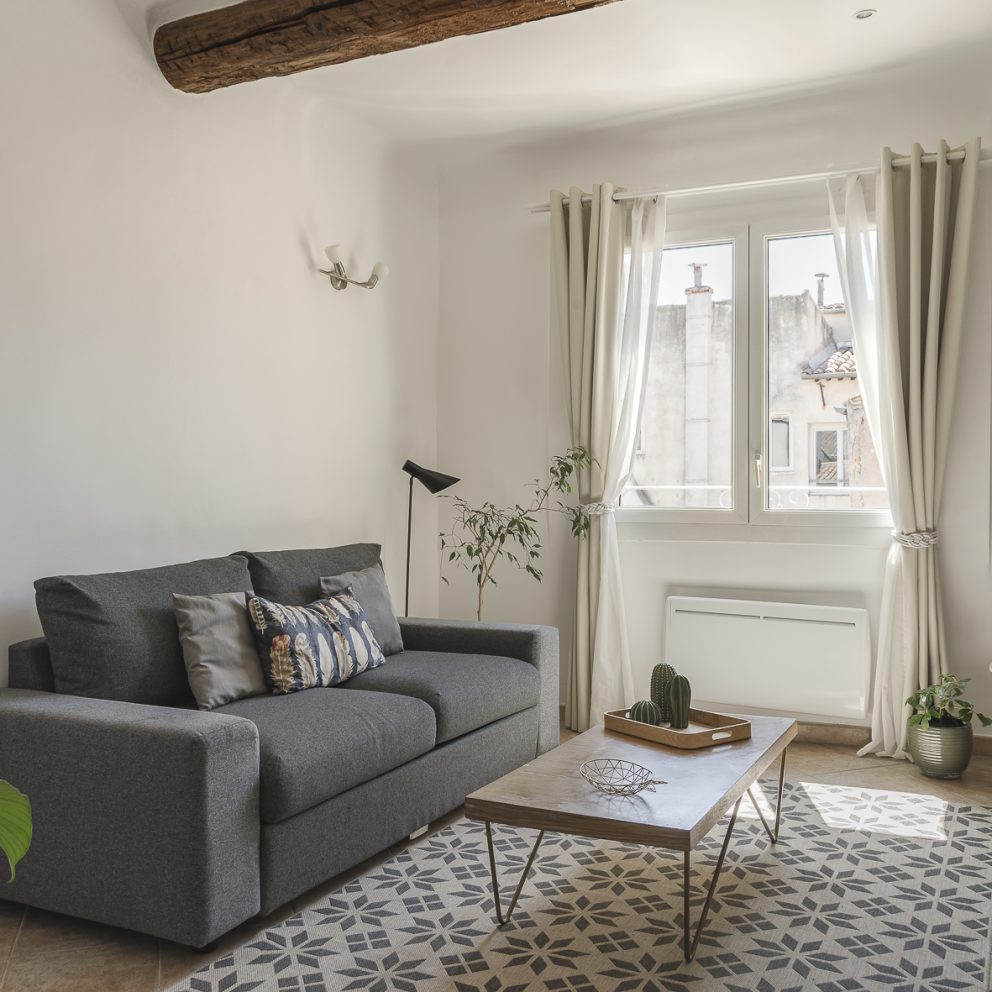 Salon lumineux avec vue sur les toits de l'appartement Le Pigeonnier à Aix