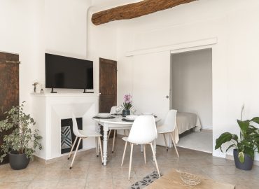 Le Pigeonnier, appartement 48m² avec terrasse au centre d'Aix-en-Provence. Charme provençal authentique, 4 voyageurs.