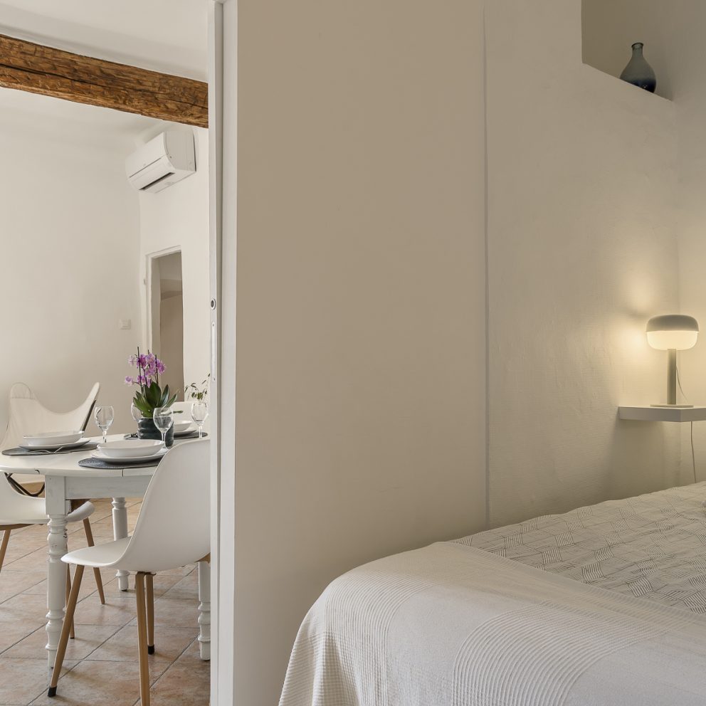Espace nuit douillet sous charpente de l'appartement Le Pigeonnier