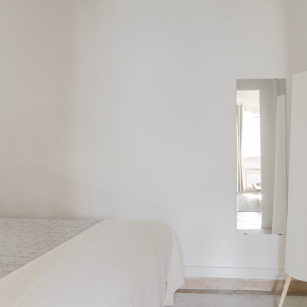 Espace nuit douillet sous charpente de l'appartement Le Pigeonnier