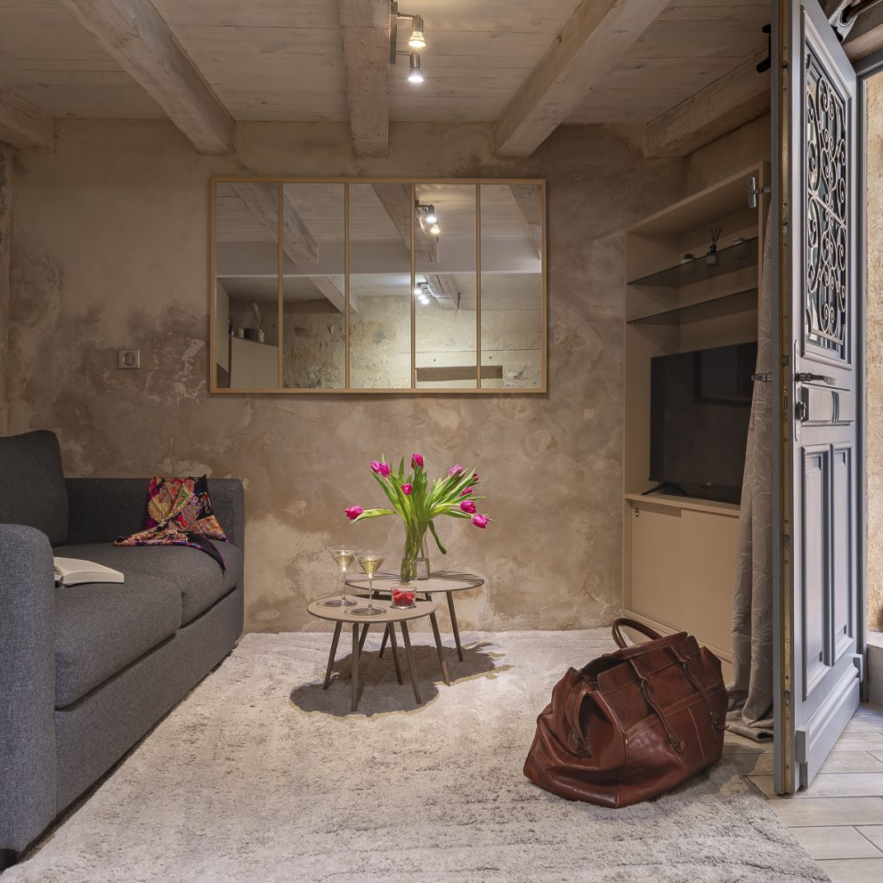 Salon et voûte en pierre de l'appartement Le Discret à Aix-en-Provence