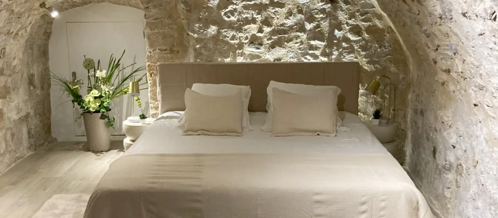 Chambre voûtée en pierre avec lit double - Appartement Le Discret Aix-en-Provence