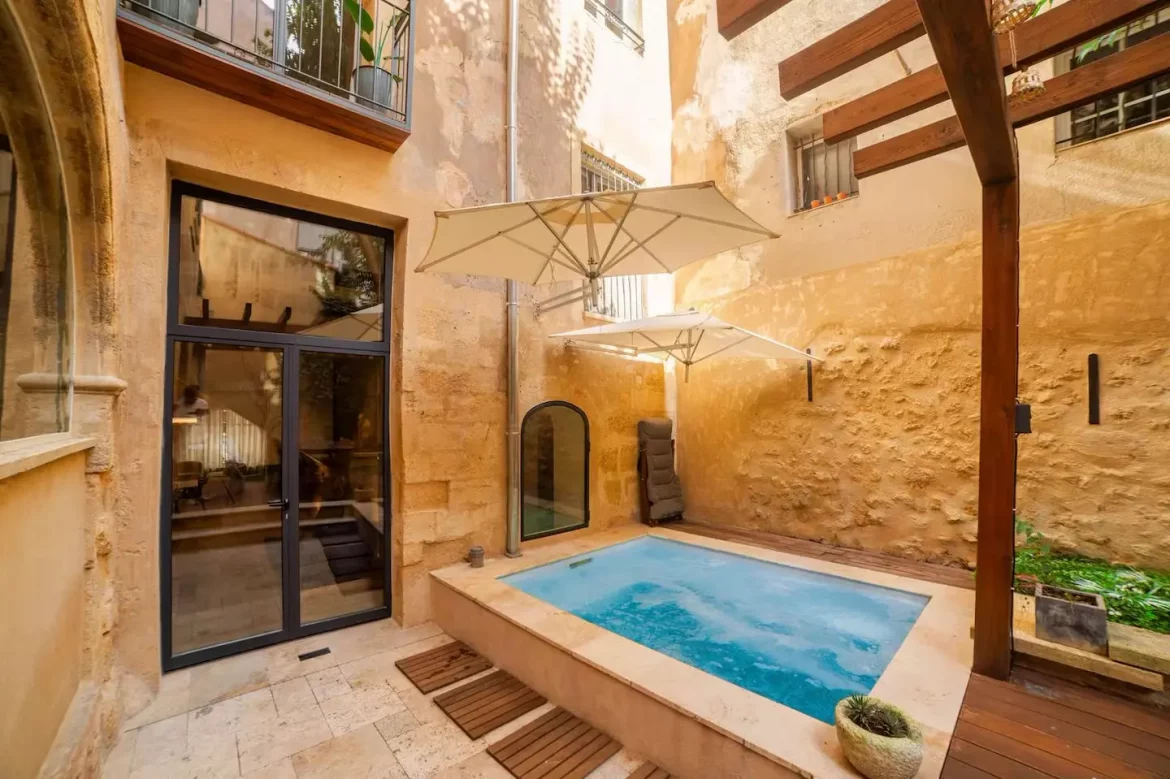 Cour et spa de l'appartement Le Spacieux, location saisonnière Aix-en-Provence