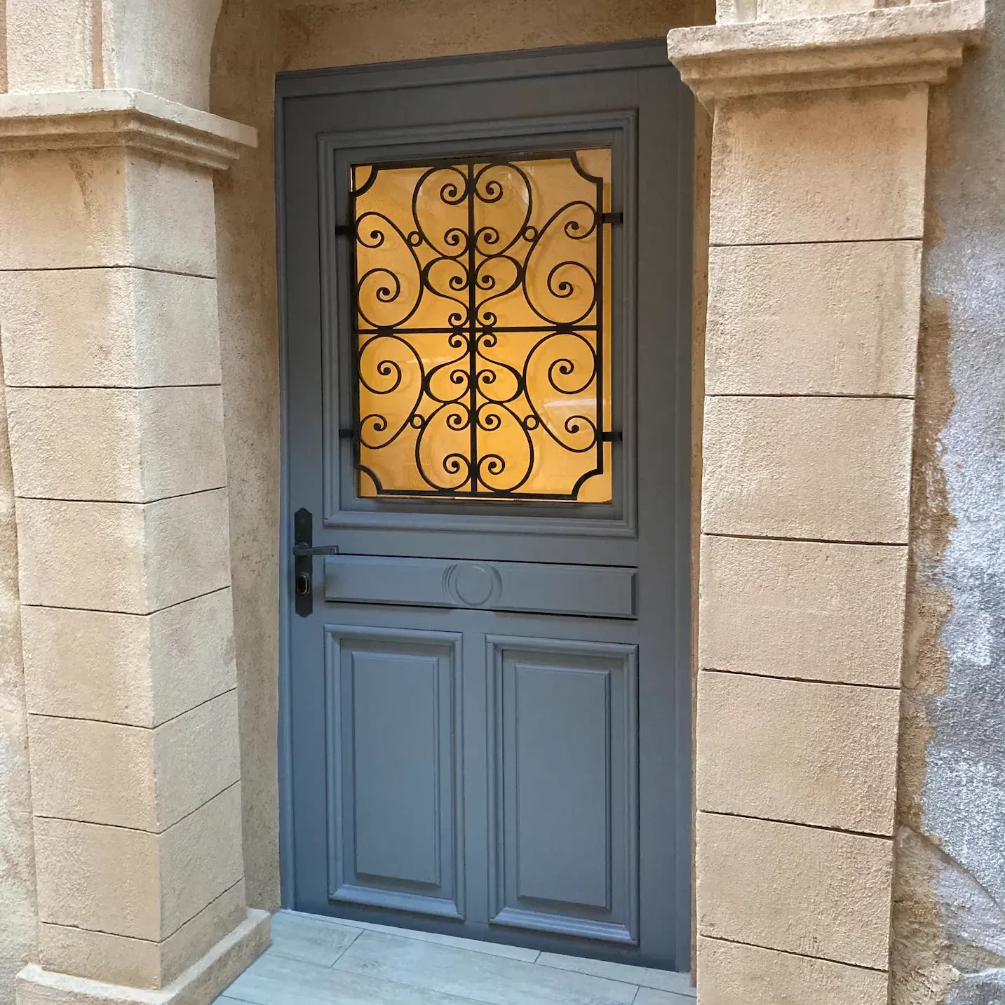 Le Discret, appartement atypique de 60m² au cœur d'Aix-en-Provence. Logement entier rénové, lit king size, 4 voyageurs. Réservez en ligne.