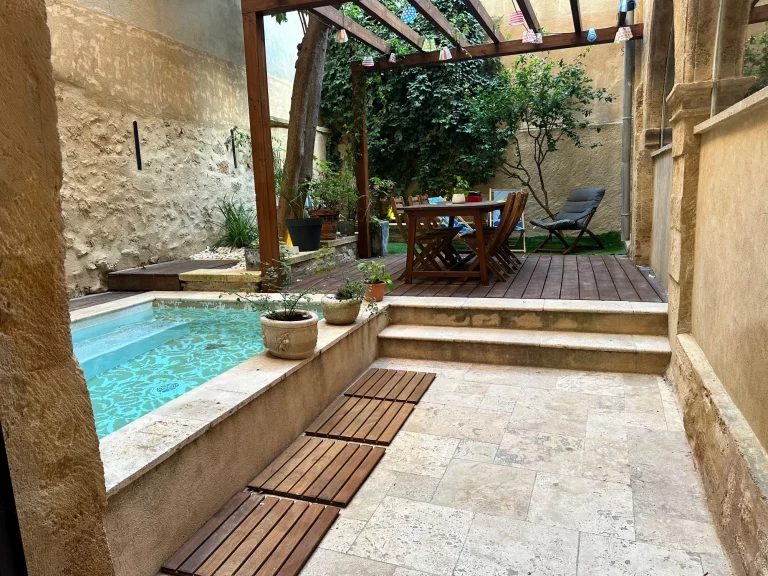 Vue de la terrasse extérieure de l'appartement Le Spacieux à Aix-en-Provence