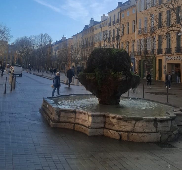 Découvrez les plus belles fontaines d'Aix-en-Provence en une balade de 20 minutes : Rotonde, fontaine Moussue, Place d'Albertas et Quatre Dauphins. Le guide local par Un Voyage en Provence.