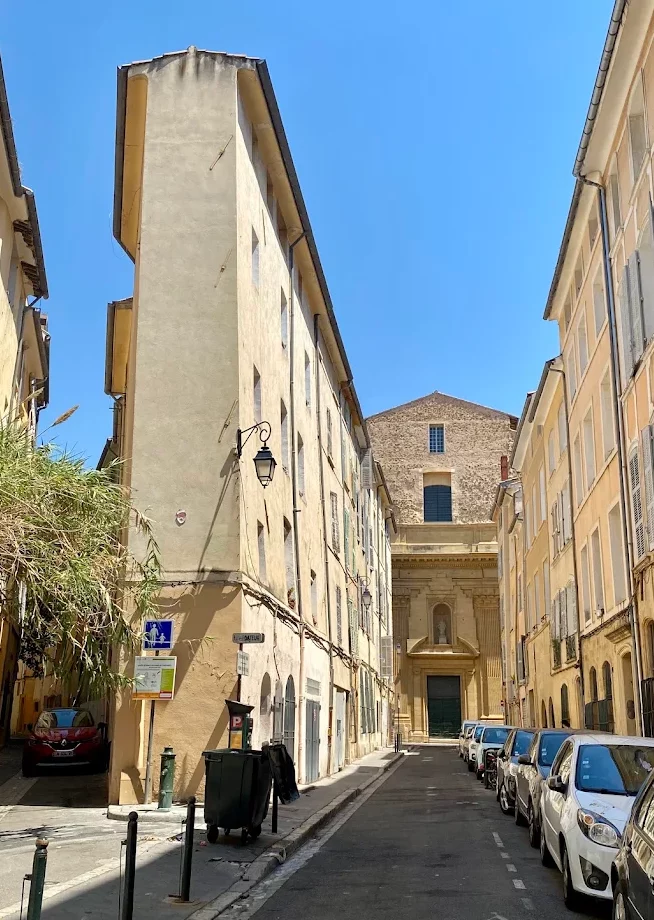 Flâner à pied dans les ruelles piétonnes du centre historique d'Aix-en-Provence, au départ de nos appartements.