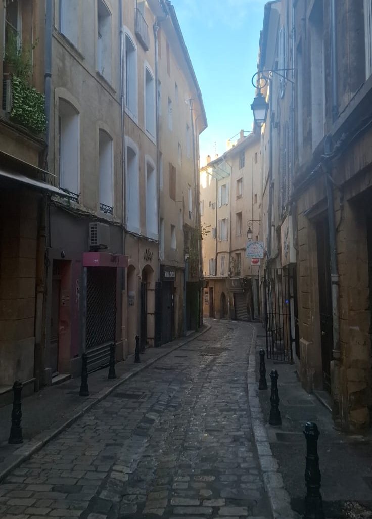 Flâner à pied dans les ruelles piétonnes du centre historique d'Aix-en-Provence, au départ de nos appartements.