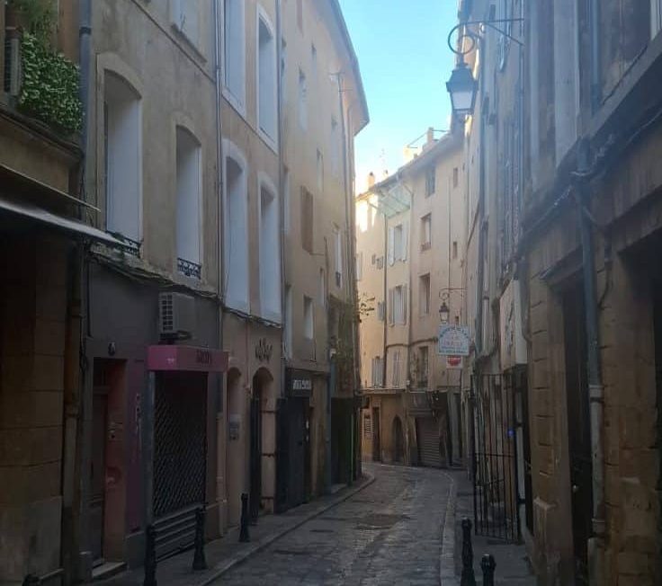 Découvrir la Provence sans voiture : Pourquoi poser ses valises à Aix-en-Provence ?