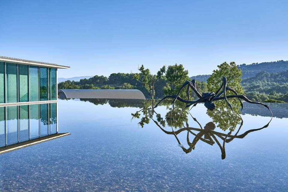 Château La Coste à Aix-en-Provence : architecture contemporaine et sculptures cinétiques se reflétant dans l'eau