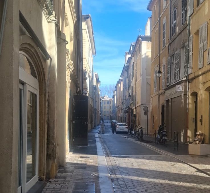 Ruelle pavée et cour secrète dans le centre historique d'Aix-en-Provence